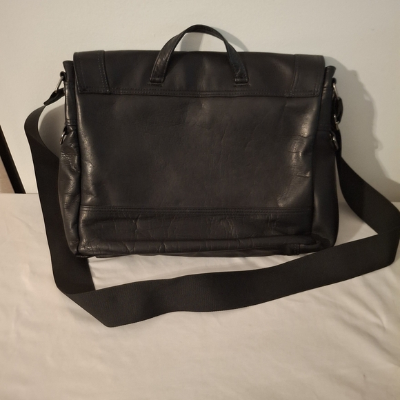 Kenneth Cole Reaction Black Leather Messenger Bag with Structured Design - Picture 6 of 11